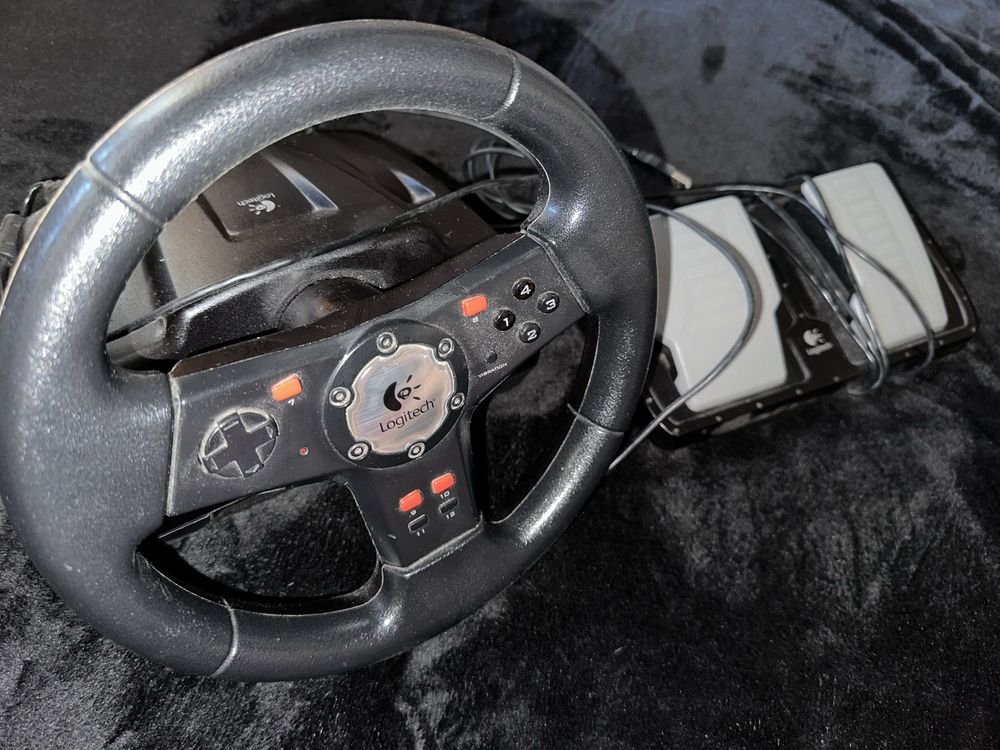Игровой руль Logitech