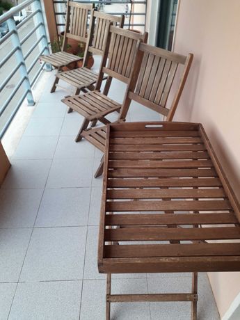 Cadeiras de madeira e tabuleiro para jardim