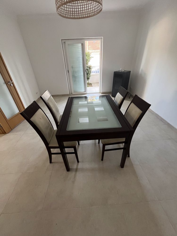 Mesa de sala de jantar em madeira maciça +4 cadeiras