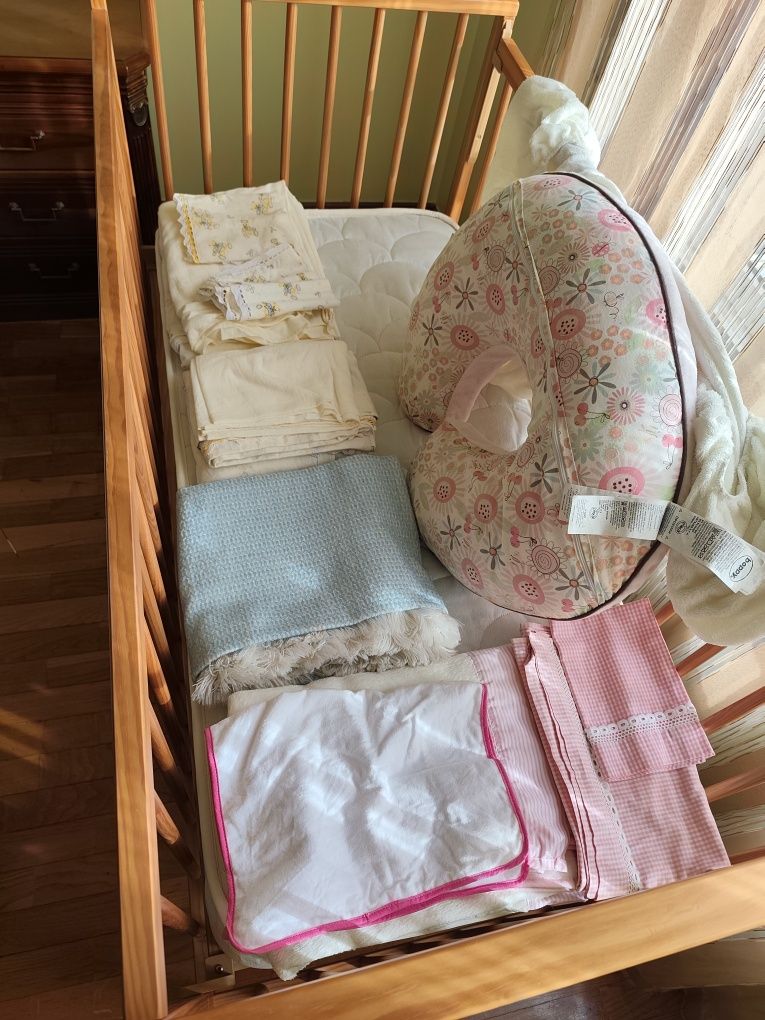 Cama de bebé com almofada