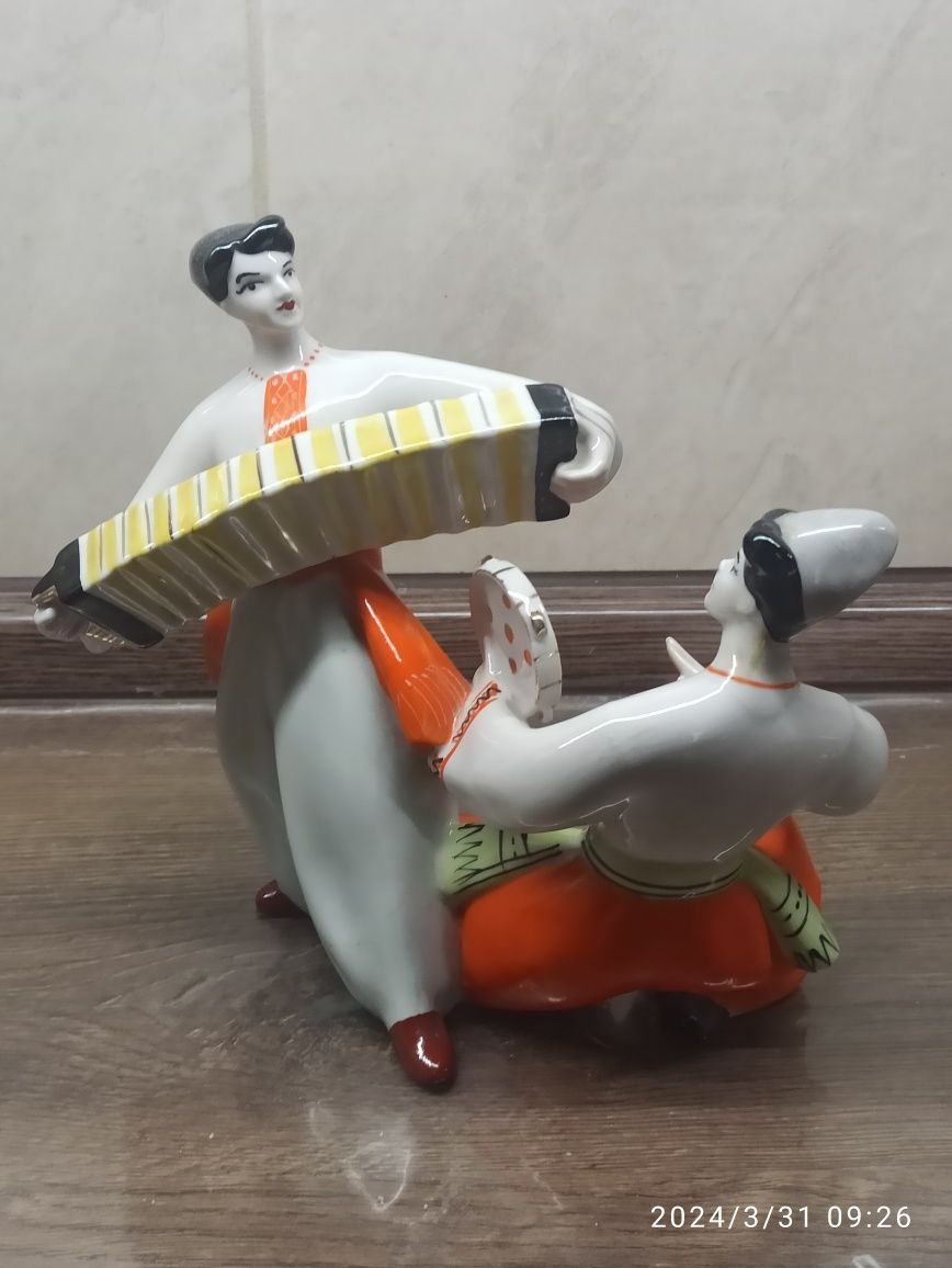 Порцелянова статуетка музиканти козаки гопак фарфор