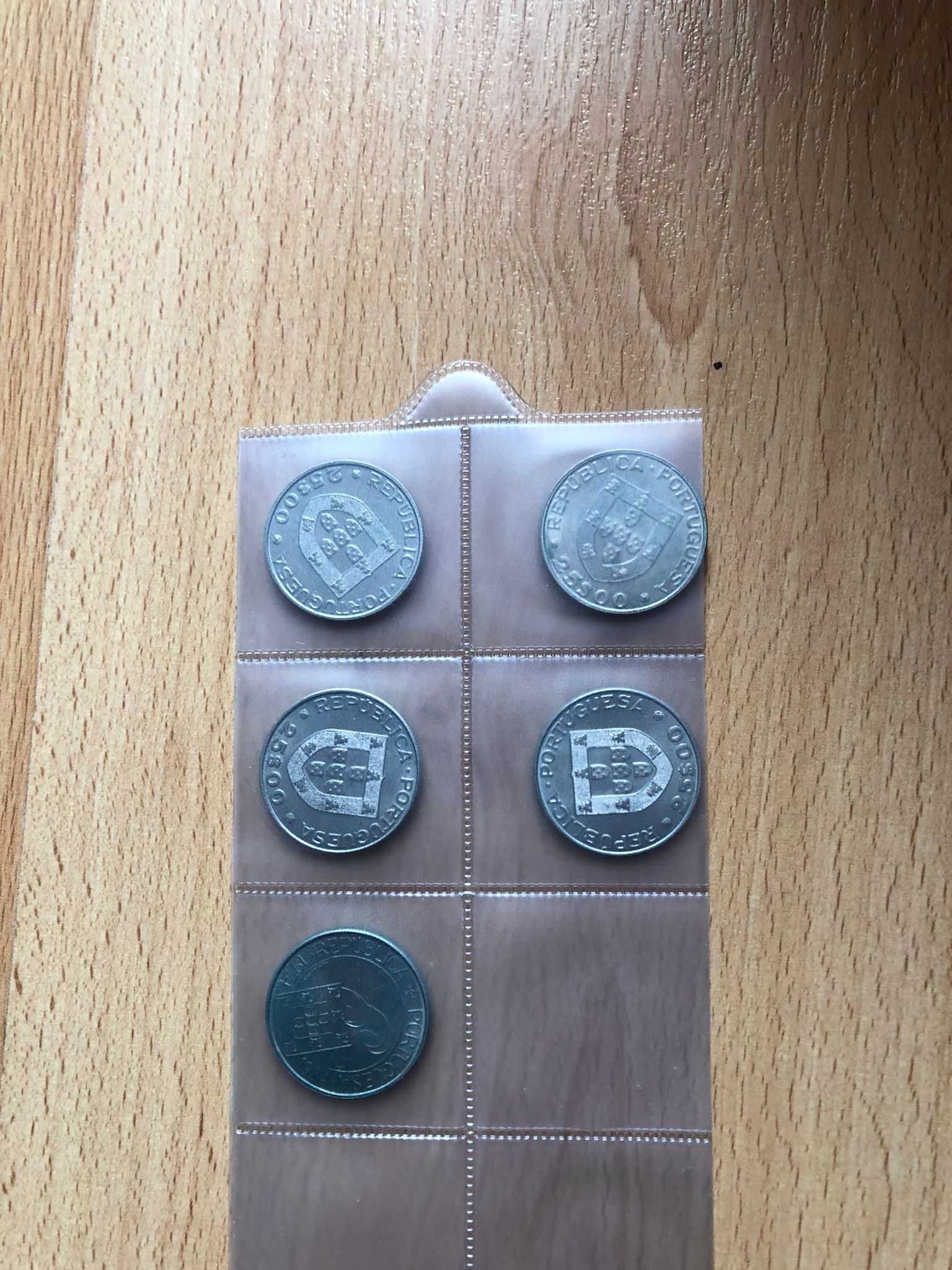 5 moedas de 25 escudos