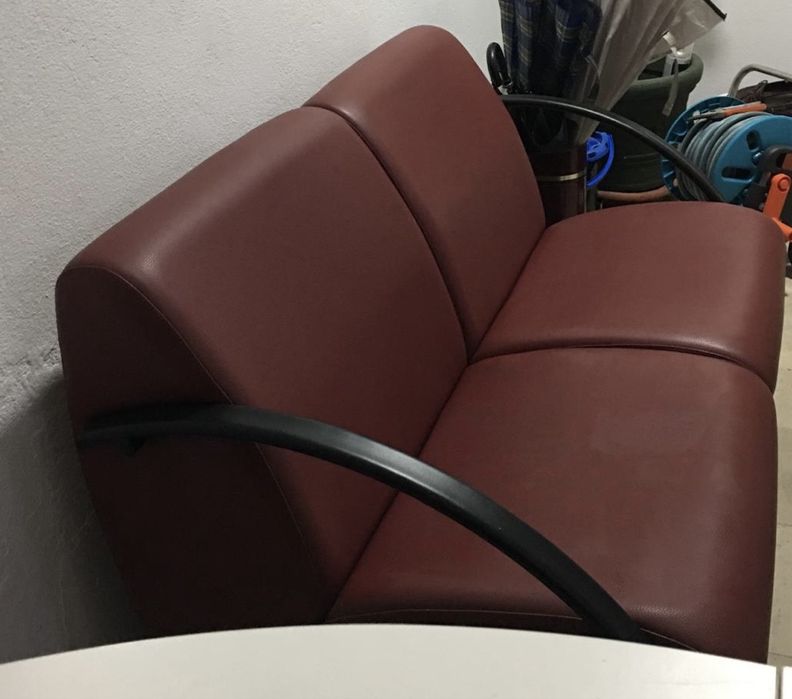 Sofá de 2 lugares e mesinha como novos