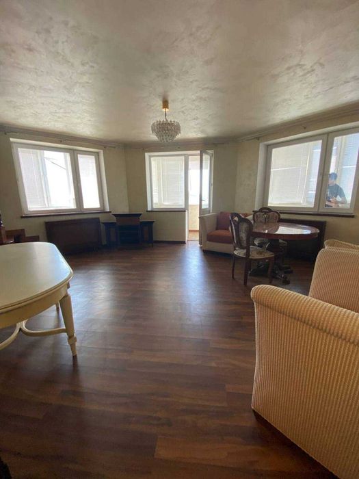 Продам двоповерхову квартиру з видом на р. Дніпро в центрі