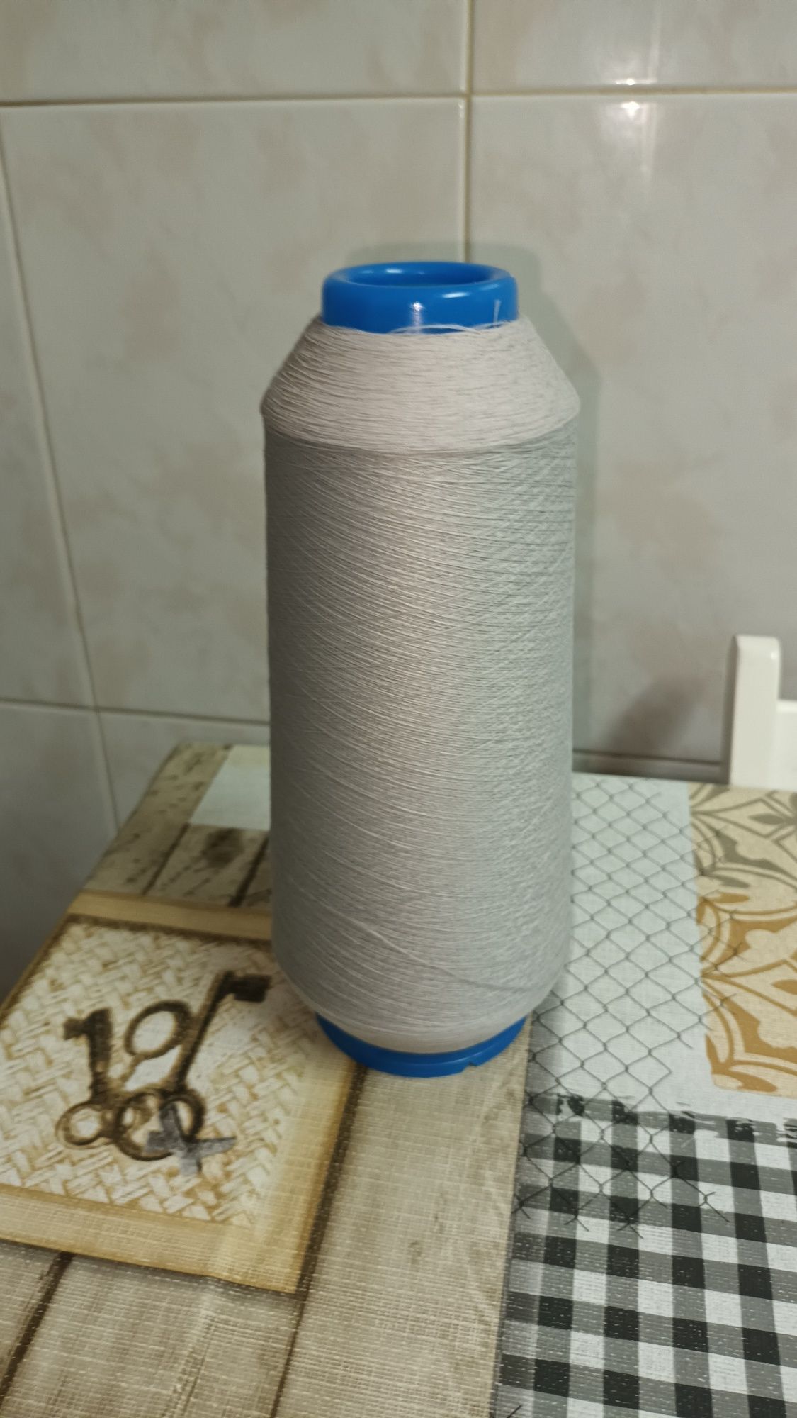 Linhas overlock cinza claro