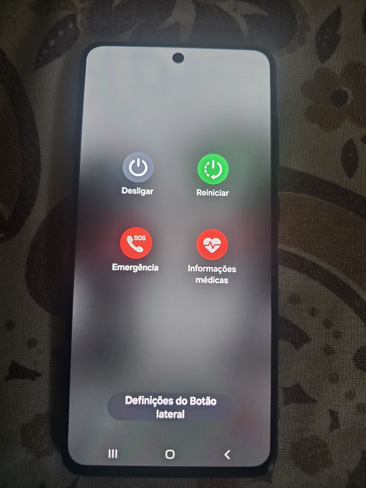 Telemóvel com muito poucas marcas de uso e super bom estado