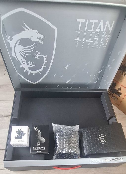 MSI Titan GT77HX 17.3 144Hz i9-13980HX 64GB RAM 2TB SSD RTX4080 Win11