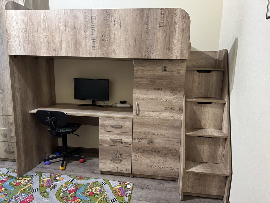 Продам дитяче ліжко + стіл ( комплект) матрац в подарунок