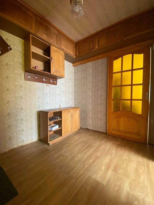 Продам 4-х  квартиру  на Польовій в цегляному будинку на 2-му поверсі