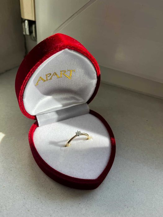 Pierścionek złoty zaręczynowy z diamentem certyfikat apart