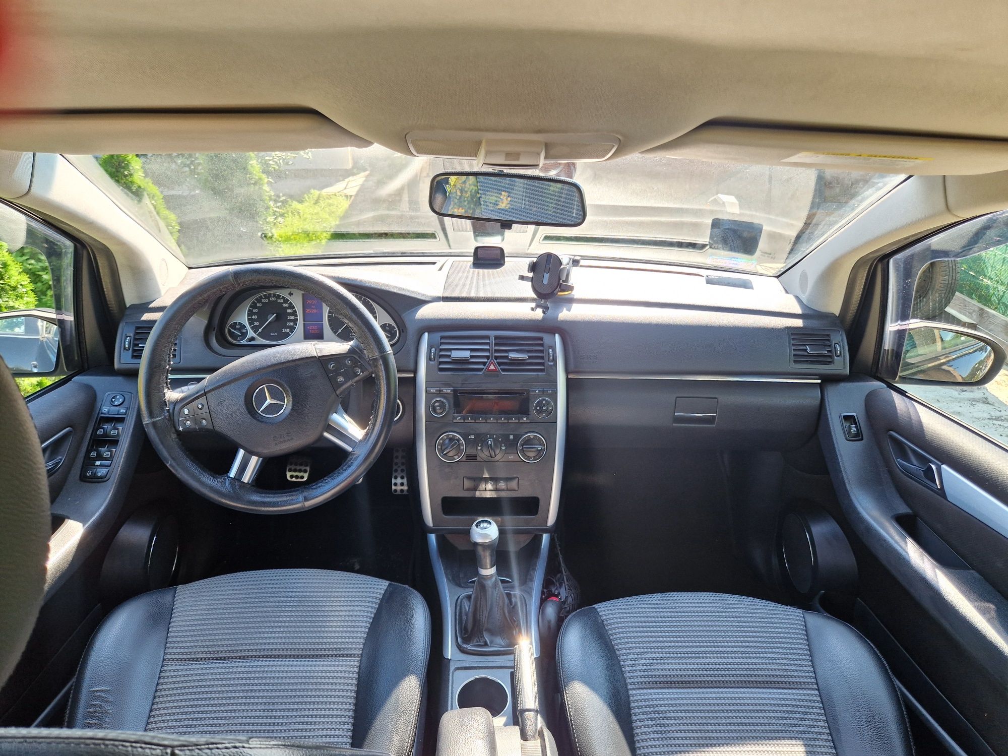 Mercedes-Benz  B 180