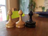 Pionki do szachów stare 2x:2 białe i 1 czarny,jak na zdj.-łącznie 6szt