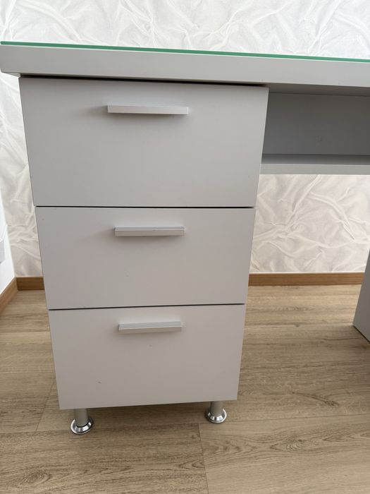 Nowoczesne biurko z szybą - najwyższa jakość, stolarz, lakierowna płyt