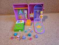 Polly pocket + mala que aberta fica um quarto com cama, roupeiro...