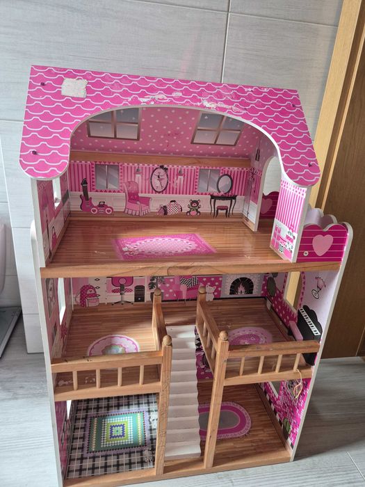 Drewniany domek dla lalek bez akcesoriów