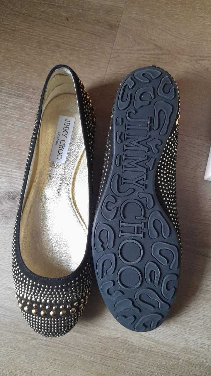 Sabrinas Jimmy Choo com detalhes dourados