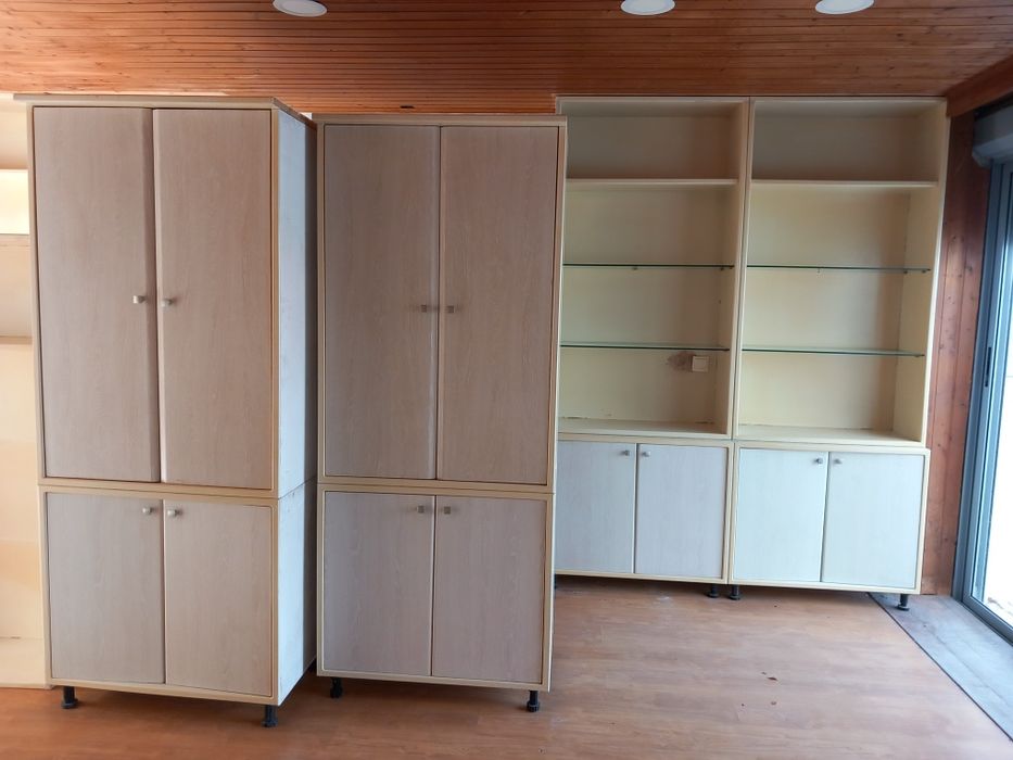 Estante com prateleiras de madeira e vidro