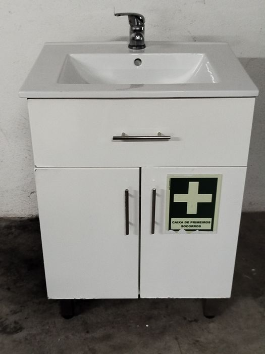 Móvel de casa de banho com torneira