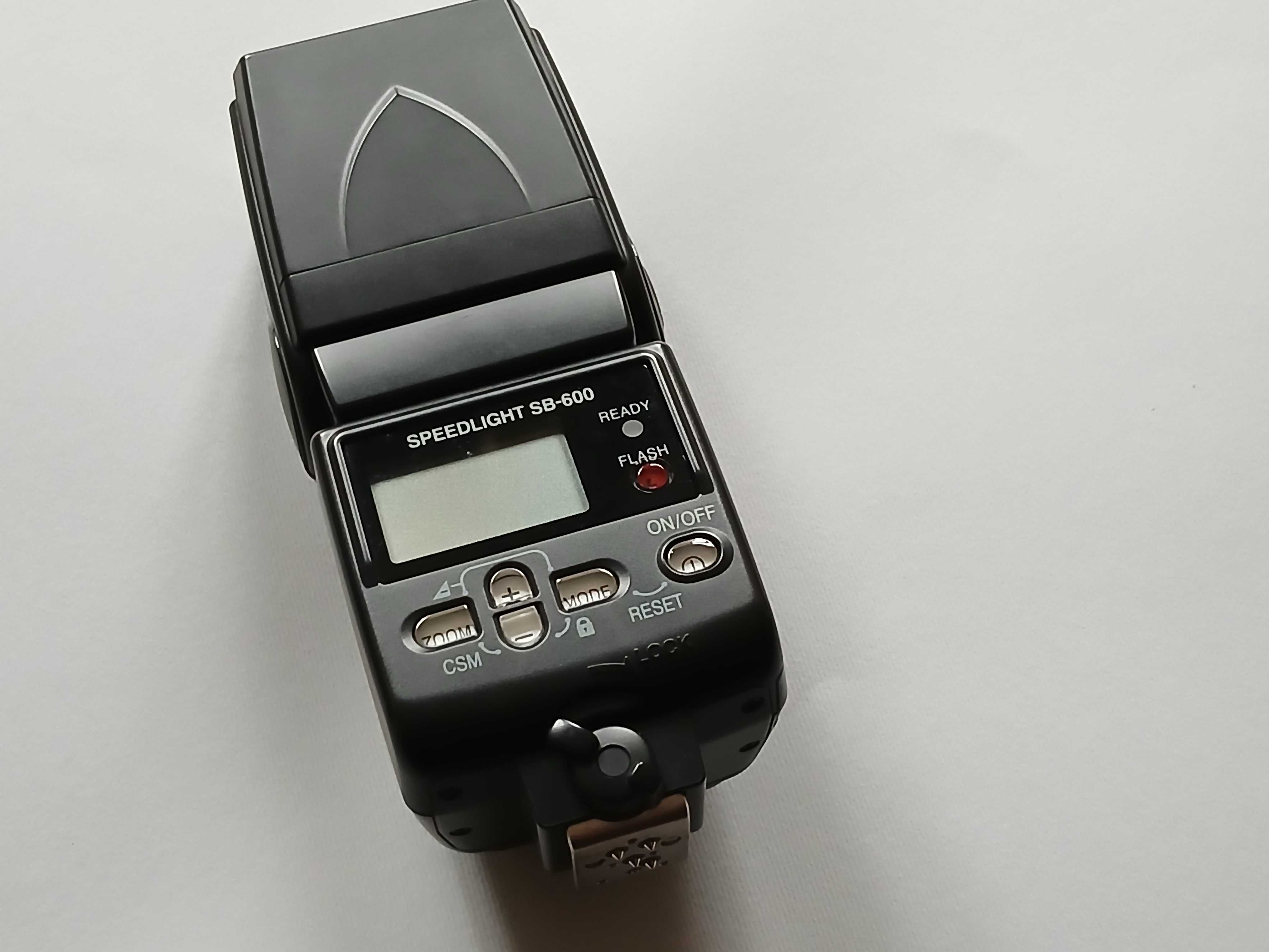 Flash NIKON Speedlight SB-600, como novo.
Oferta de saco de transporte