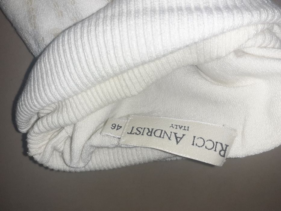 Camisola sem manga branca com lantejoulas com gola