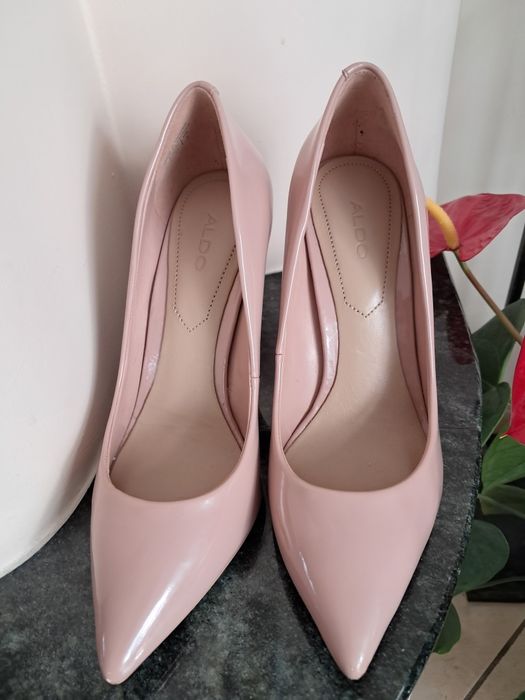 Szpilki beżowe, lakierowane nr37"Aldo"