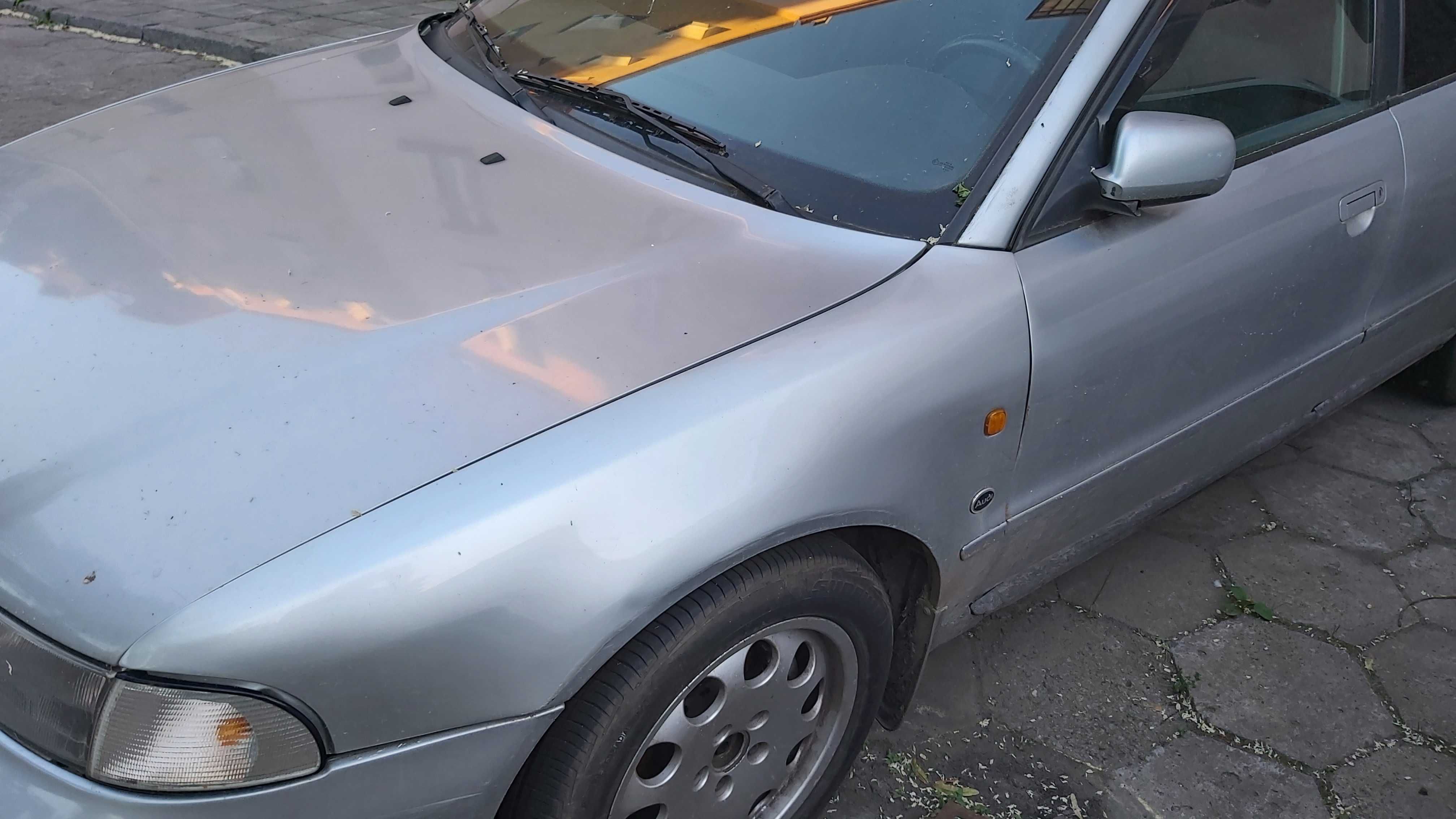 JEŻDŻĄCY samochód osobowy Audi A4 AVANT 1996