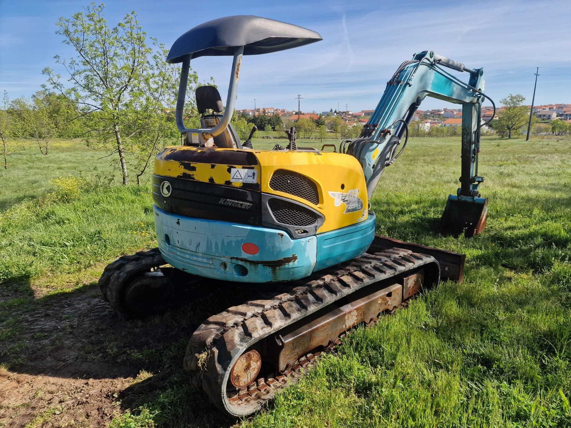 Giratória / Escavadora Kubota U-40 - 4 Toneladas