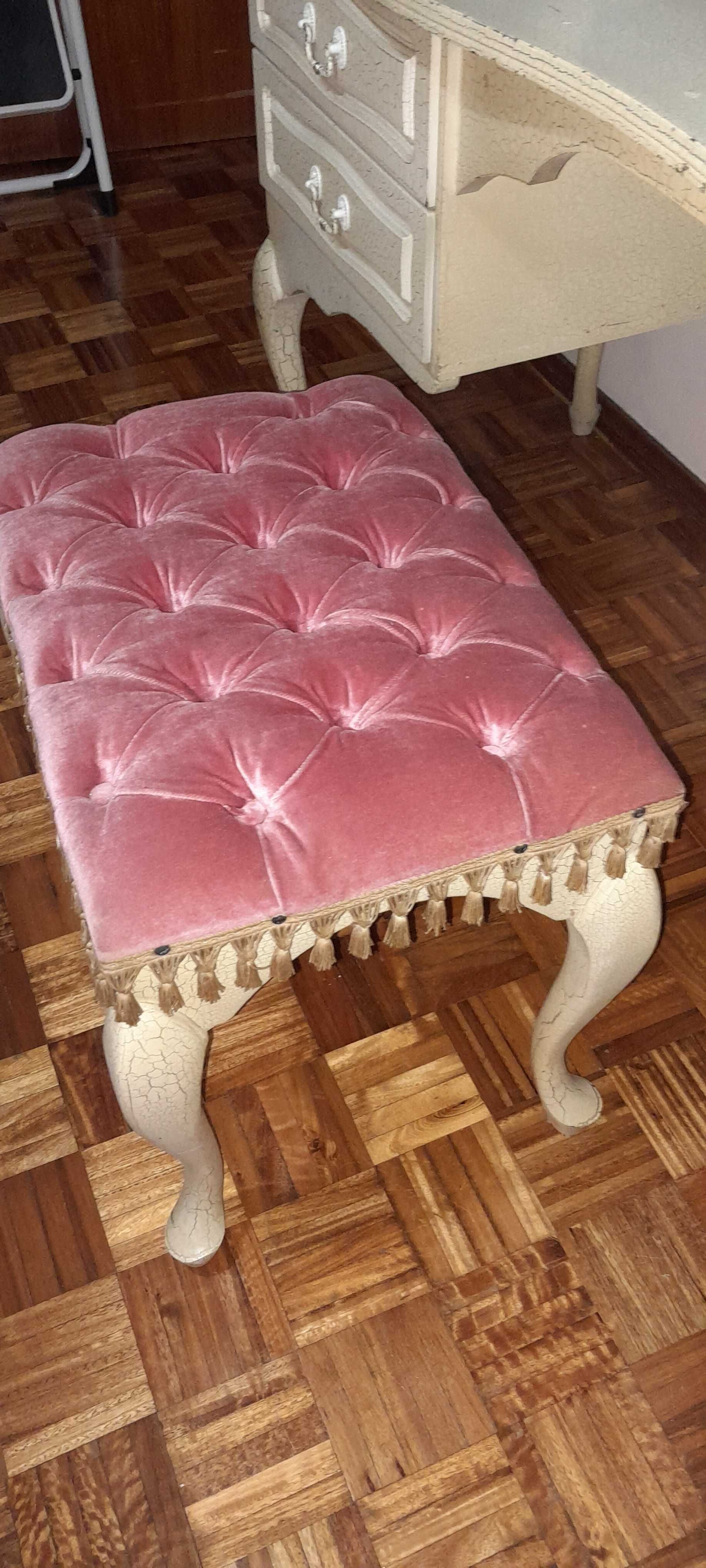 Toucador com espelho, banco forrado em veludo rosa e 4 gavetas.