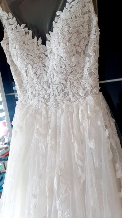 Błyszcząca księżniczkowa suknia ślubna