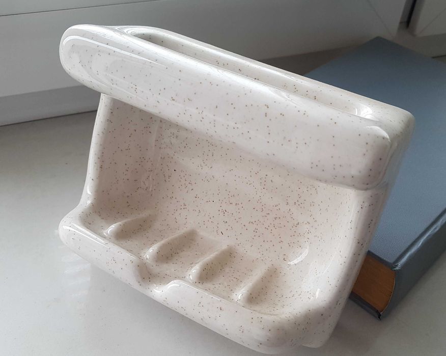 Ceramiczna mydelniczka naścienna z uchwytem