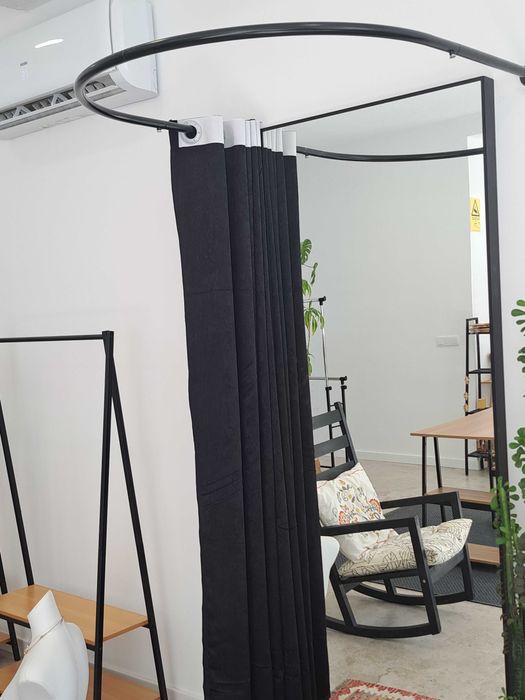 Provador com cortina estrutura de arco em aço.