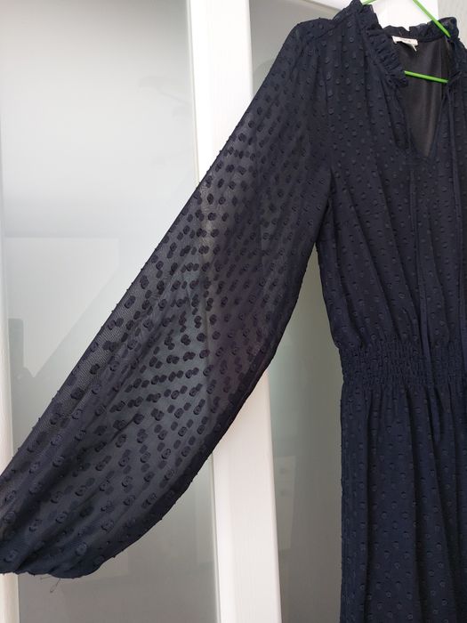 Темно синя сукня.