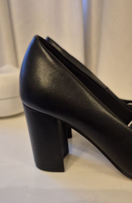 Nowe buty na obcasie Clara Barson 37