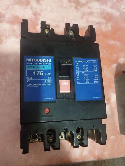 Автоматичний вимикач напруги.