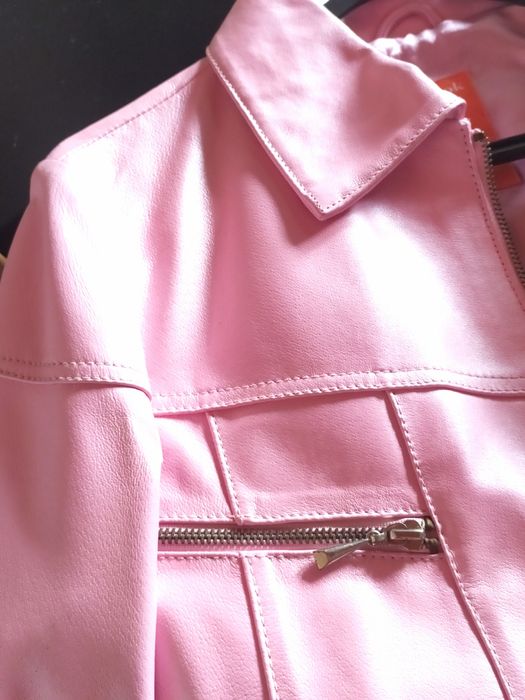 Blusão em pele genuína.