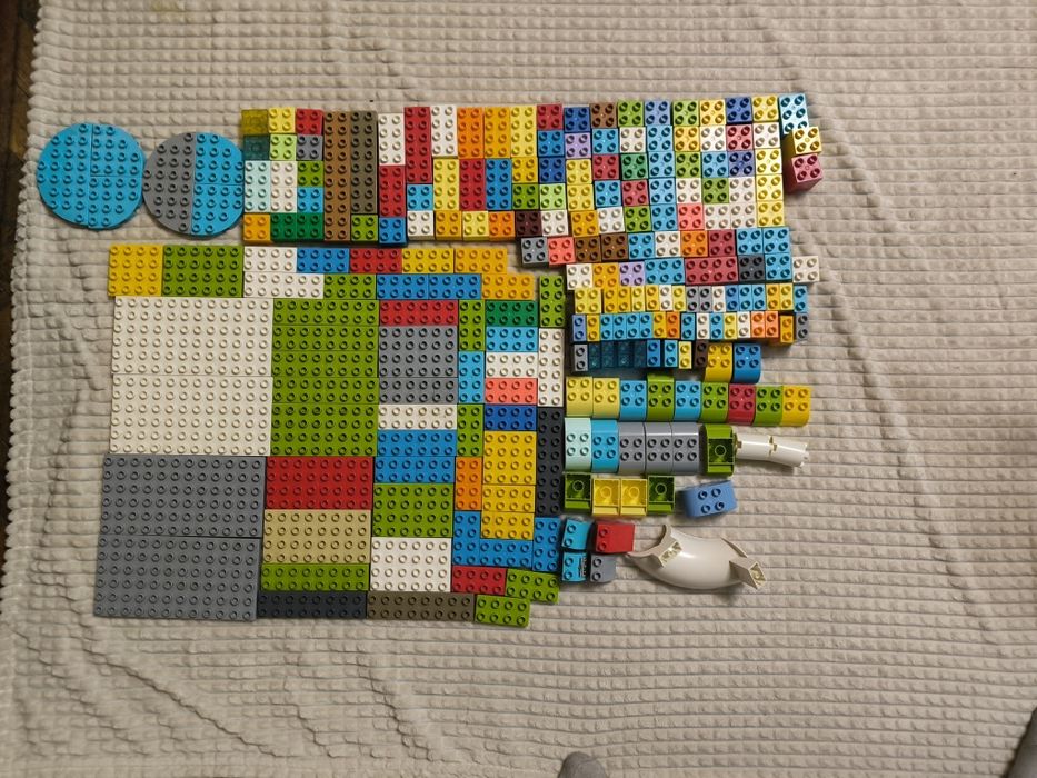 Lego Duplo деталі з різних наборів.
