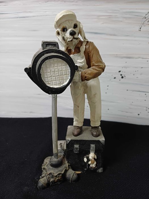 Estatueta em resina de cão com holofote, semáforo ou farol