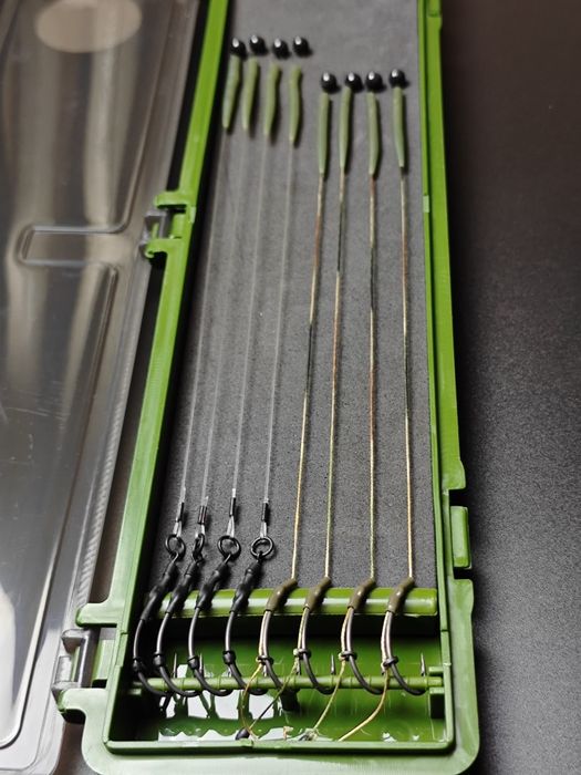 Na prezent Zestaw 8 sztuk przyponów karpiowych w piórniku