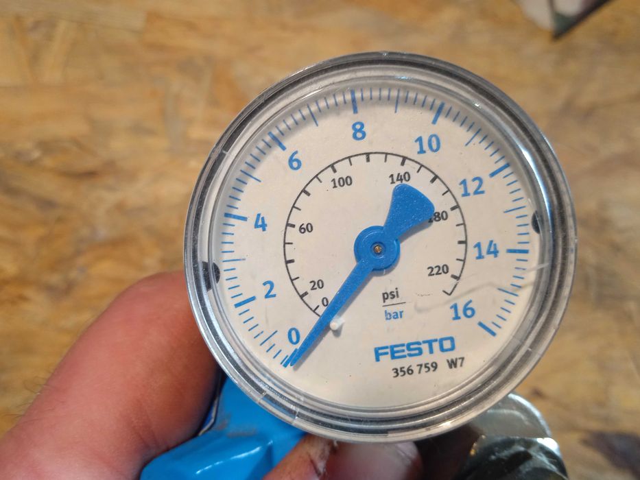 Zawór kulowy wysokociśnieniowy 10mm 1/4cal + manometr