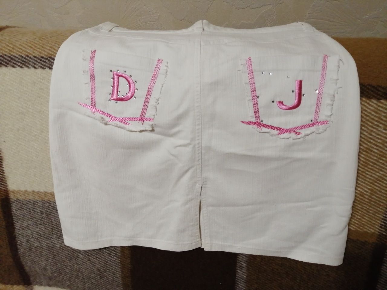 Джинсовая юбка белого цвета с вишивкой и стразами