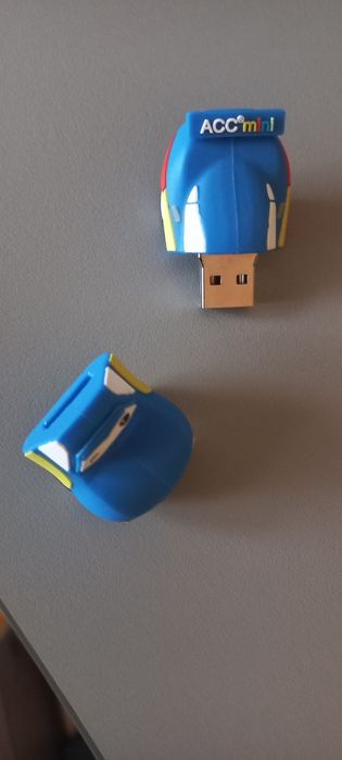 Pendrive 4gb samochodzik