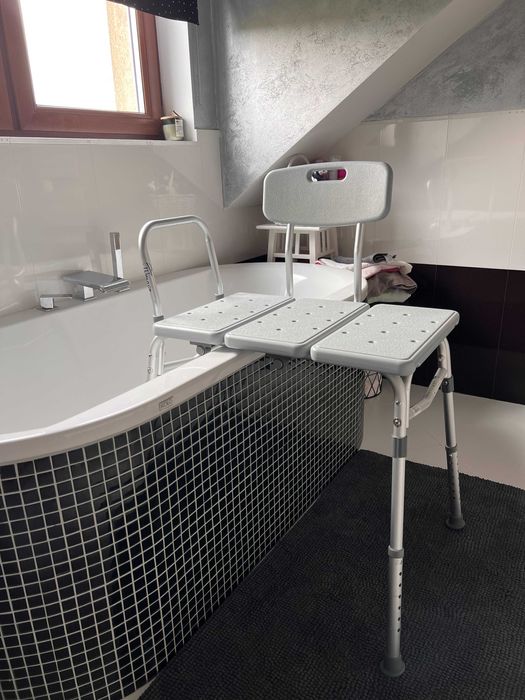 Ławka do wanny z oparciem do kąpieli dla osoby niepełnosprawnej