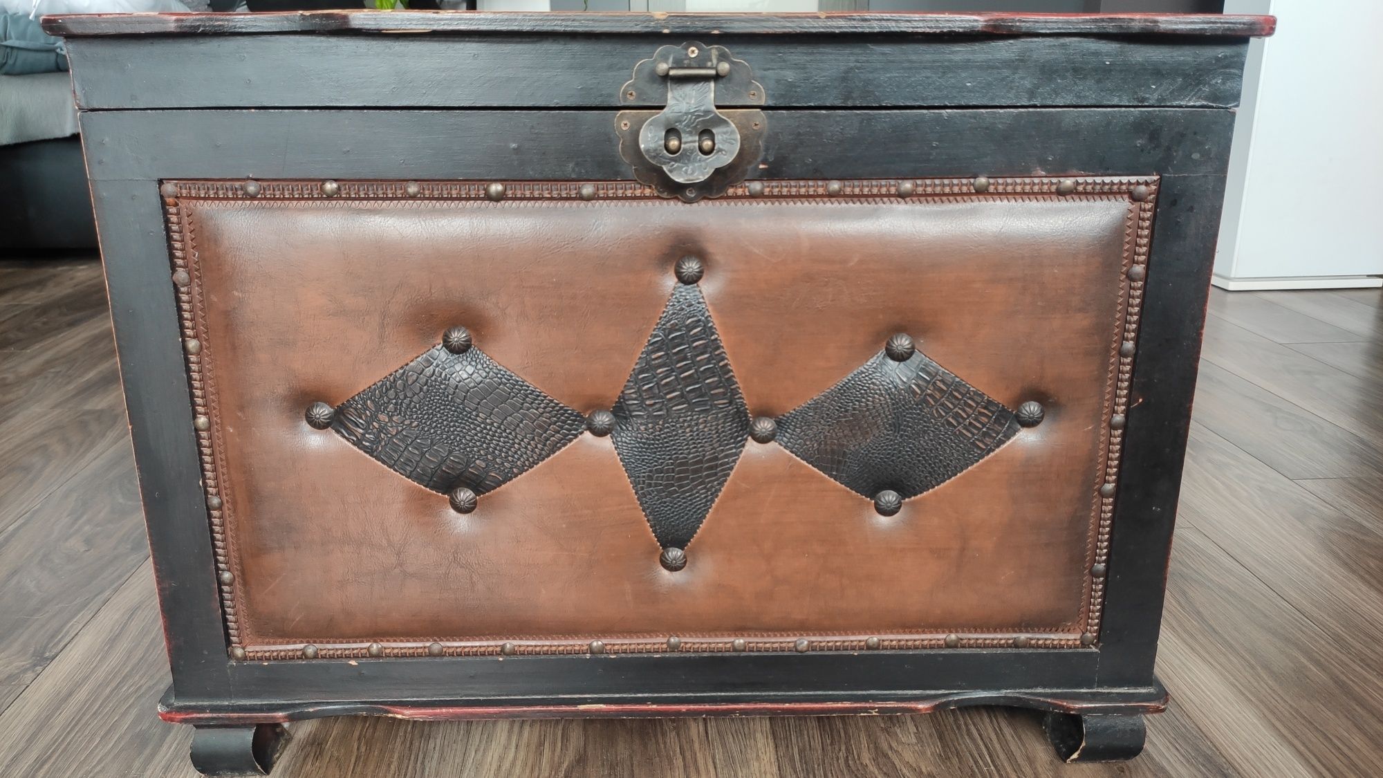 Skrzynia kufer stylizowana pikowana drewniana siedzisko