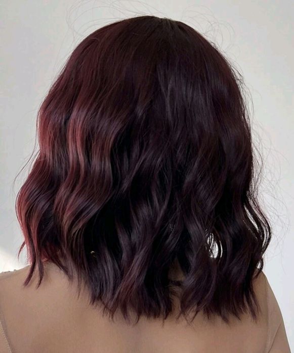 Peruca bordô ondulada efeito natural