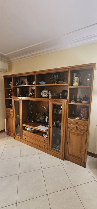 Mobilia sala jantar em madeira castanho