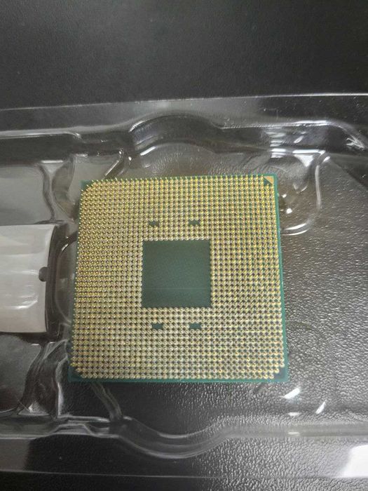 Процесор Ryzen 7 5700X3D