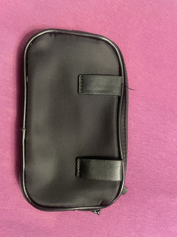 Czarna saszetka DKNY