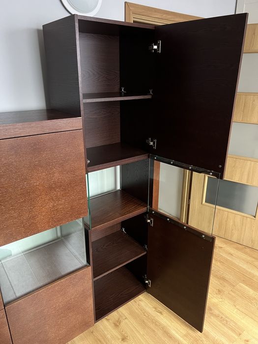Drewniana witryna z kolekcji Milano – Paged Meble