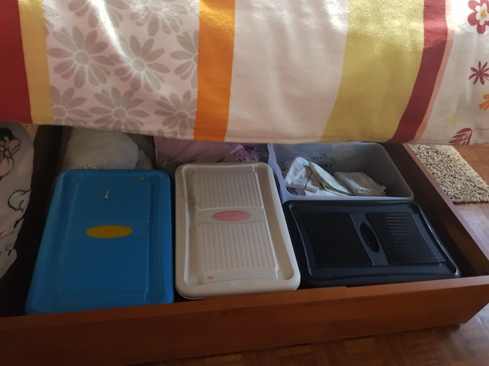 Cama de casal ,de cerejeira. Com estrado elevatóriio