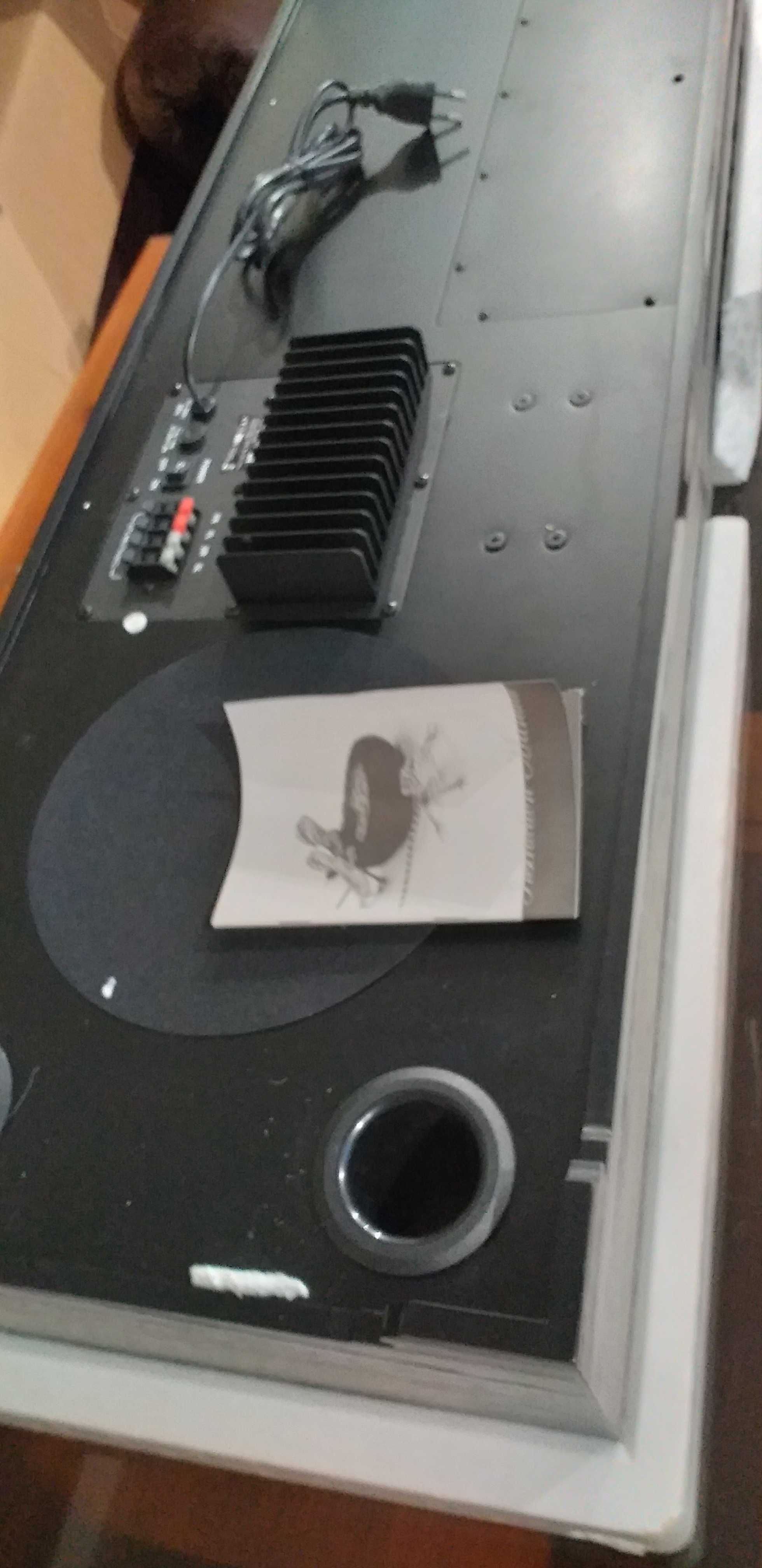 Szafka pod telewizor z 4 głośnikami, z przyłączami